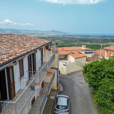 B&B Sandalia Badesi Bagian luar foto