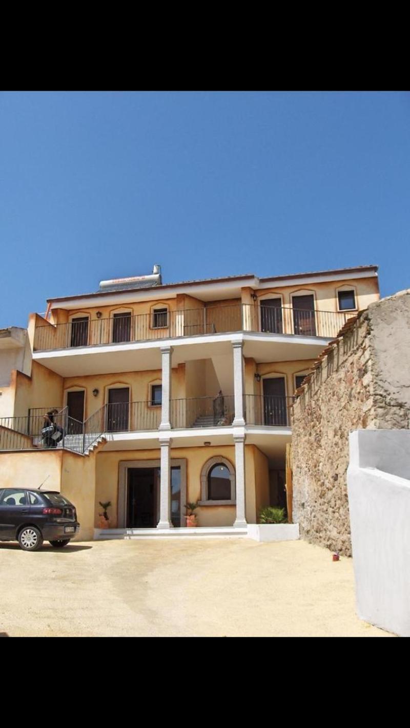 B&B Sandalia Badesi Bagian luar foto