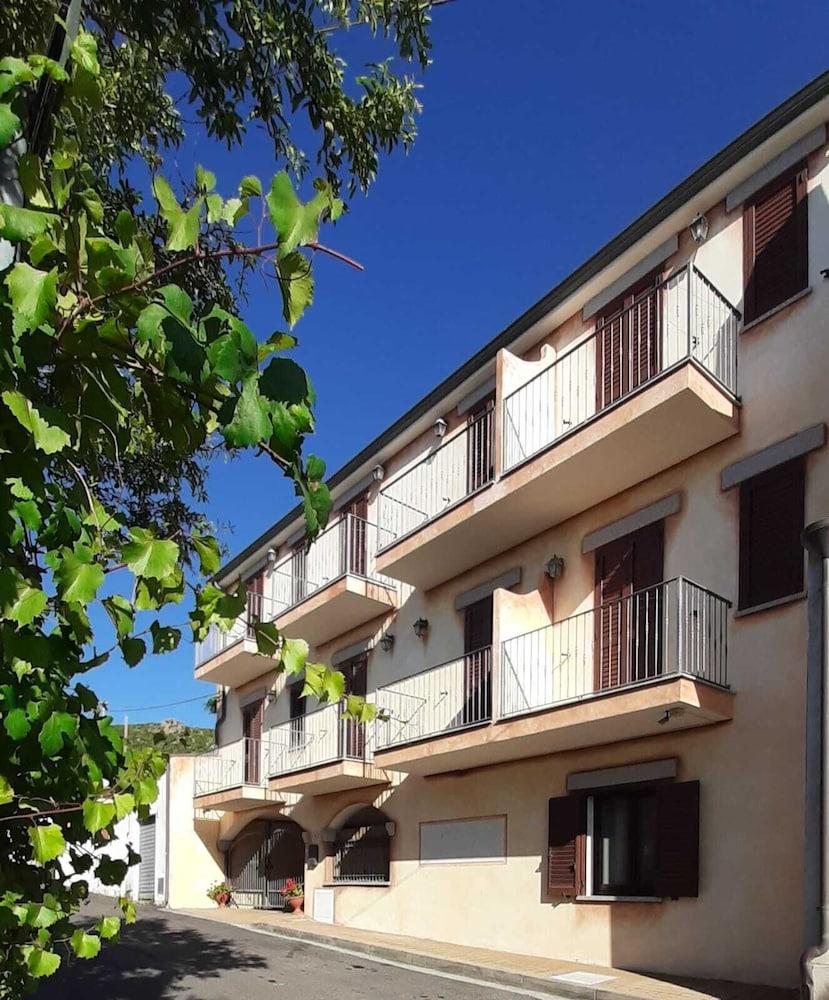B&B Sandalia Badesi Bagian luar foto