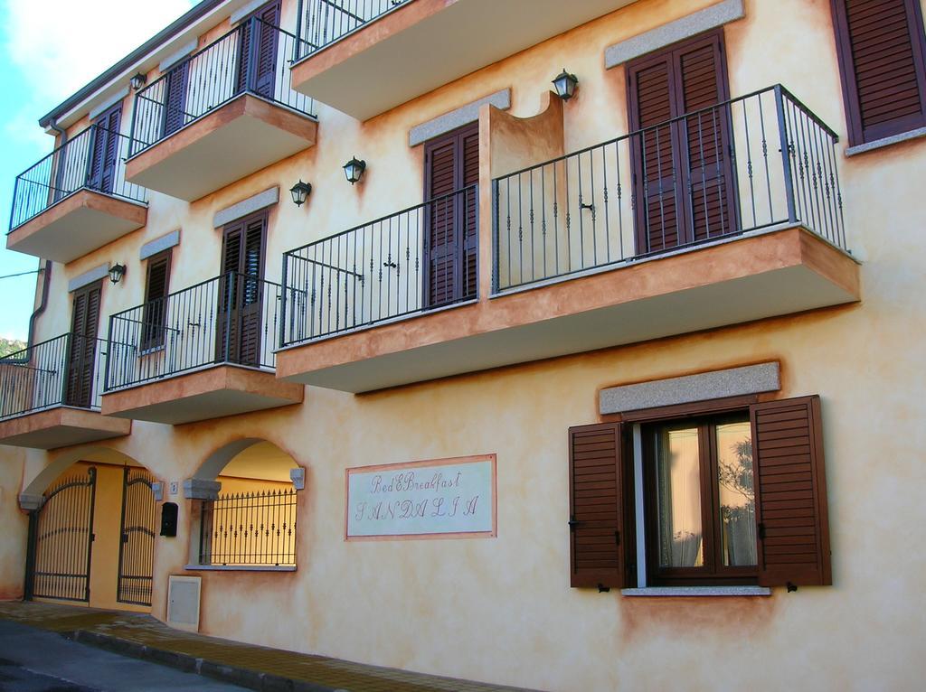 B&B Sandalia Badesi Bagian luar foto