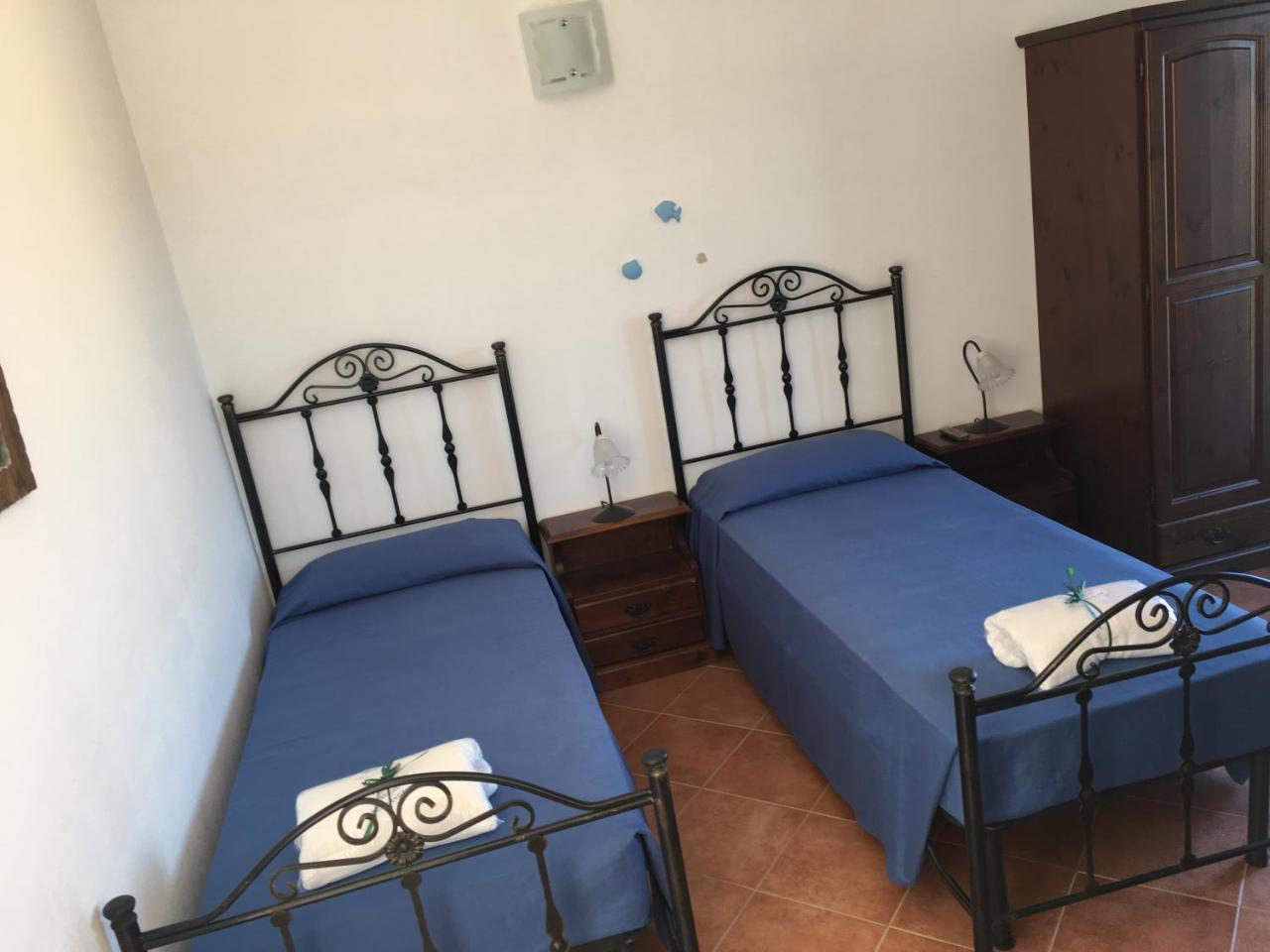B&B Sandalia Badesi Bagian luar foto