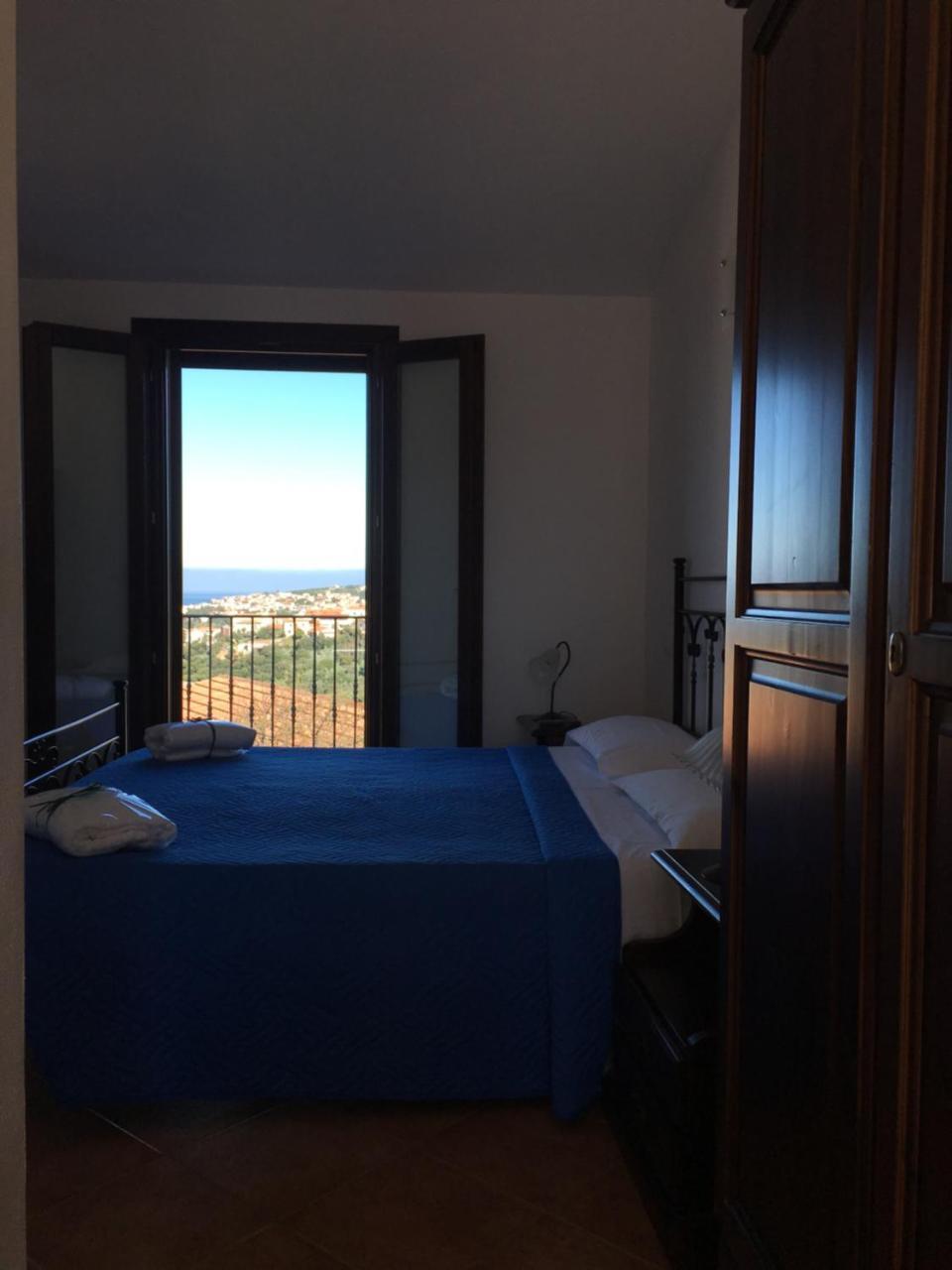 B&B Sandalia Badesi Bagian luar foto