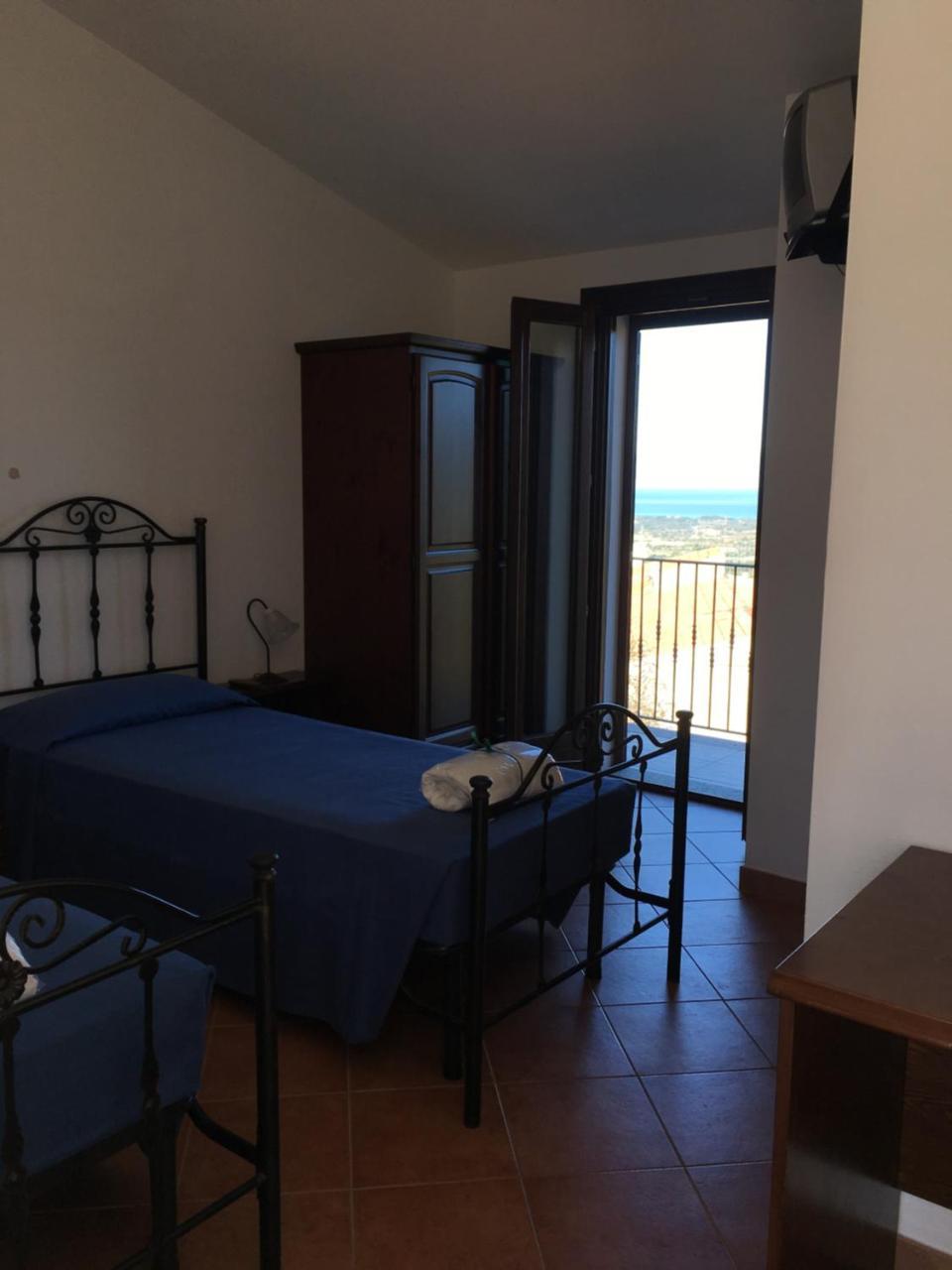 B&B Sandalia Badesi Bagian luar foto